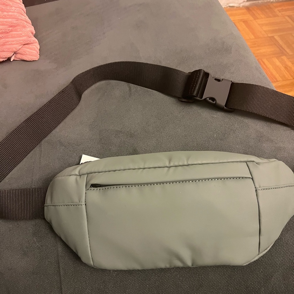 NWT Zara men’s belt bag in khaki green